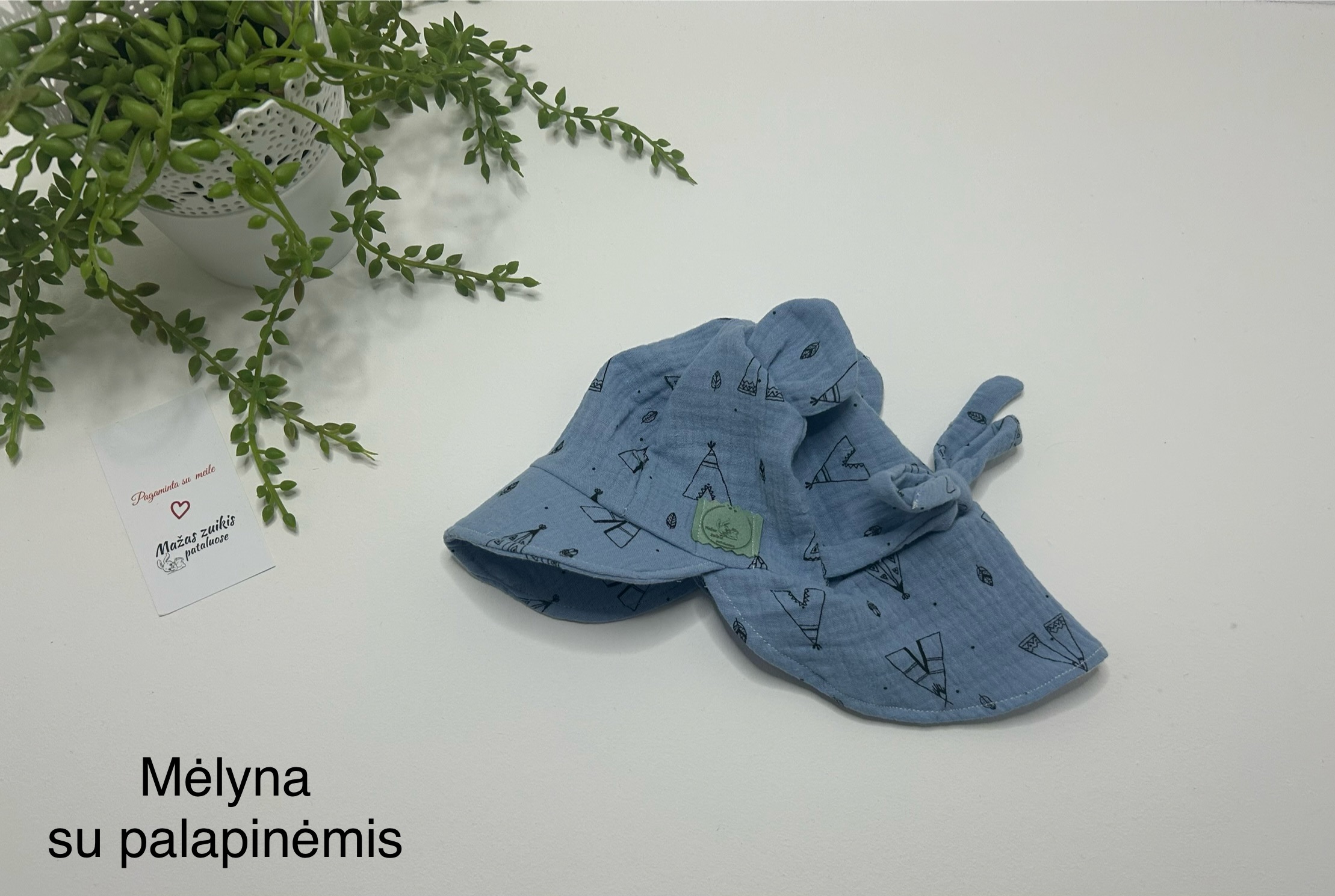 Muslino kepurė su snapeliu ir kaklo apsauga 3-6mėn “mėlyna su palapinėmis”