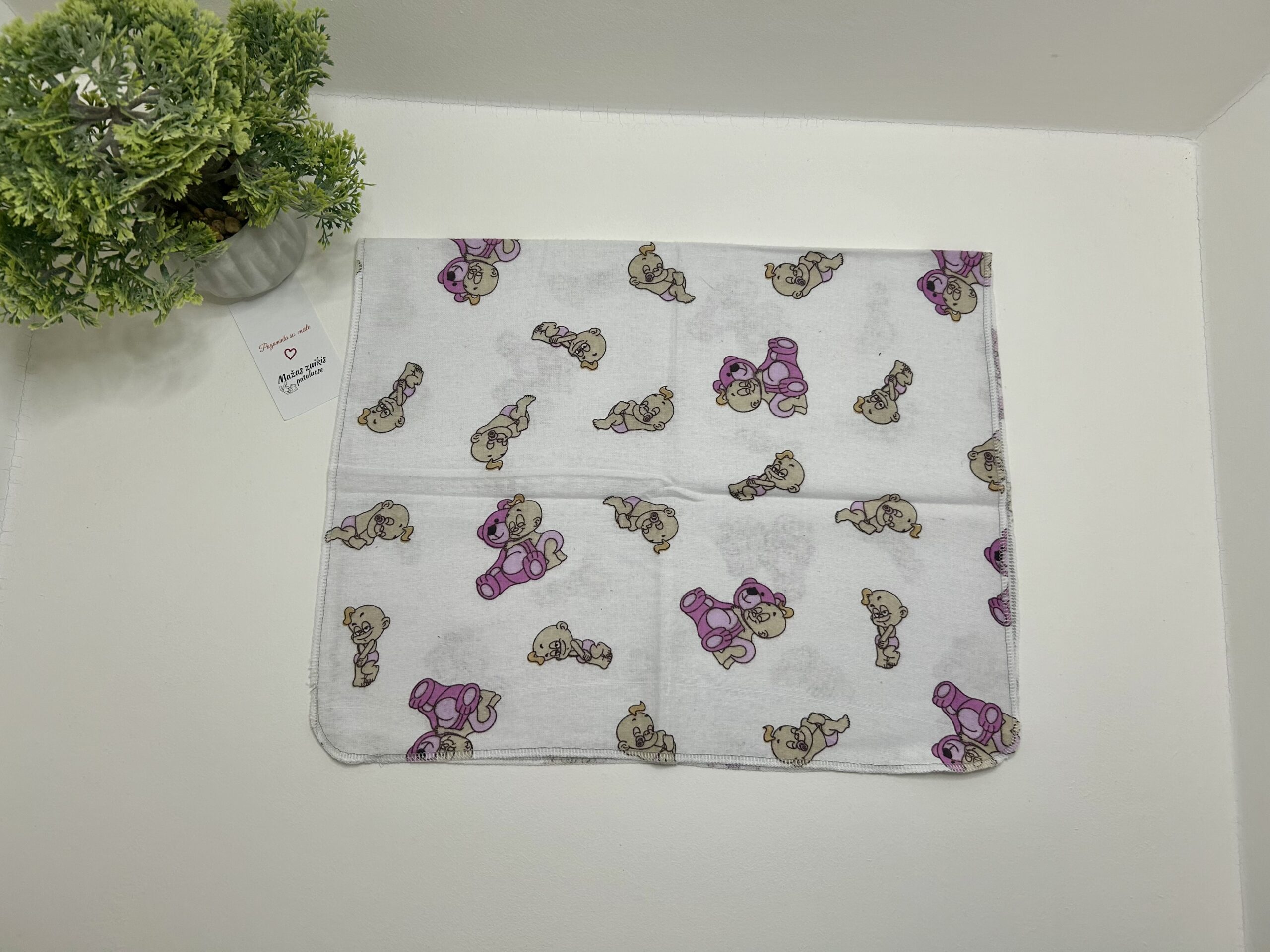 Flaneliniai vystyklai “kūdikis su rožiniu žaislu”