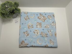 Flaneliniai vystyklai “ZUIKIS, MEŠKUTIS IR STIRNIUKAS žydrame fone”