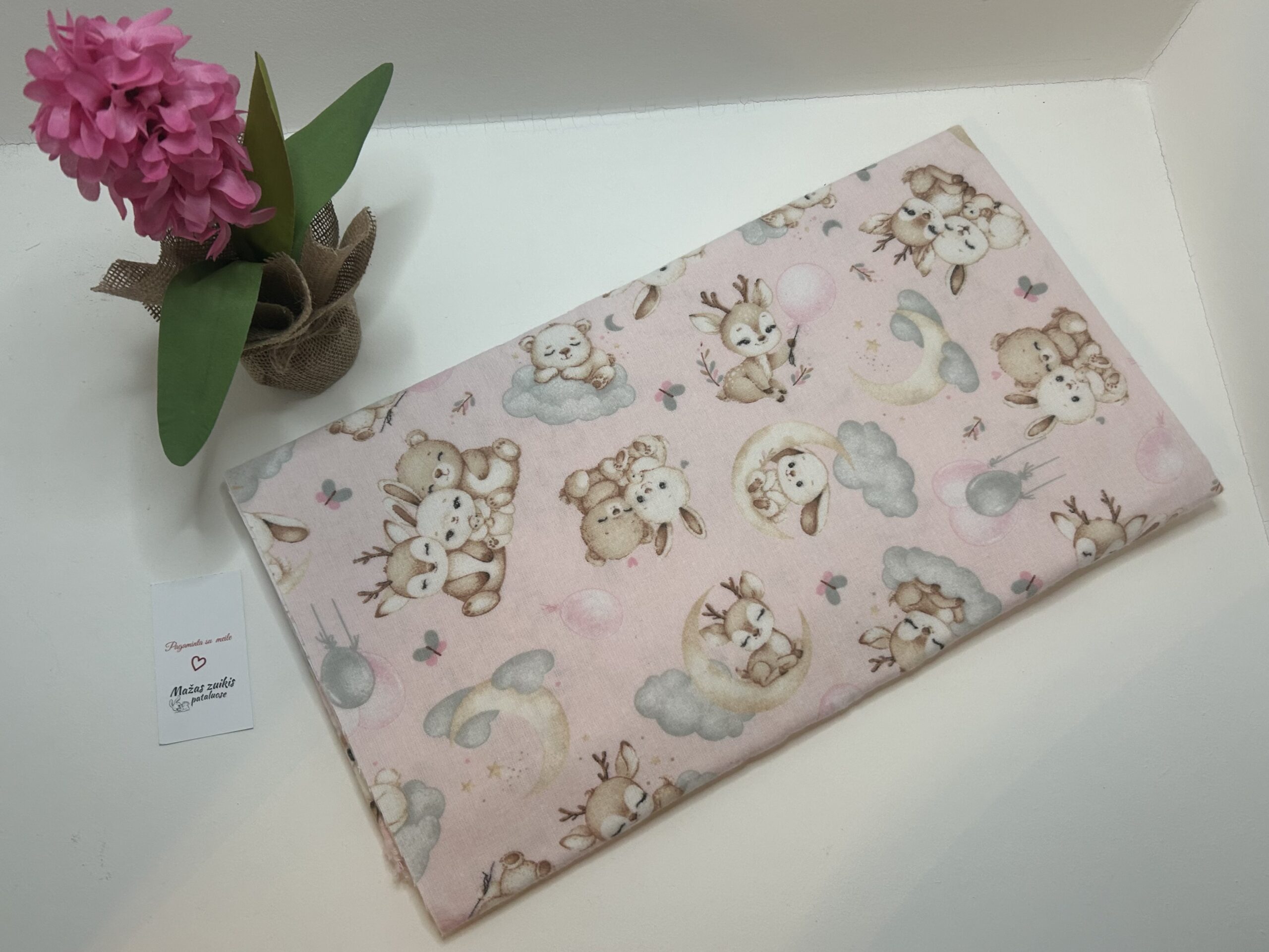 Flaneliniai vystyklai “ZUIKIS, MEŠKUTIS IR STIRNIUKAS rožiniame fone”