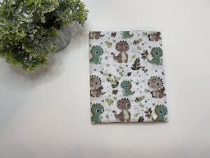 Paklodė su guma vežimui 80x40cm “rudas, žalias dinozauriukai”