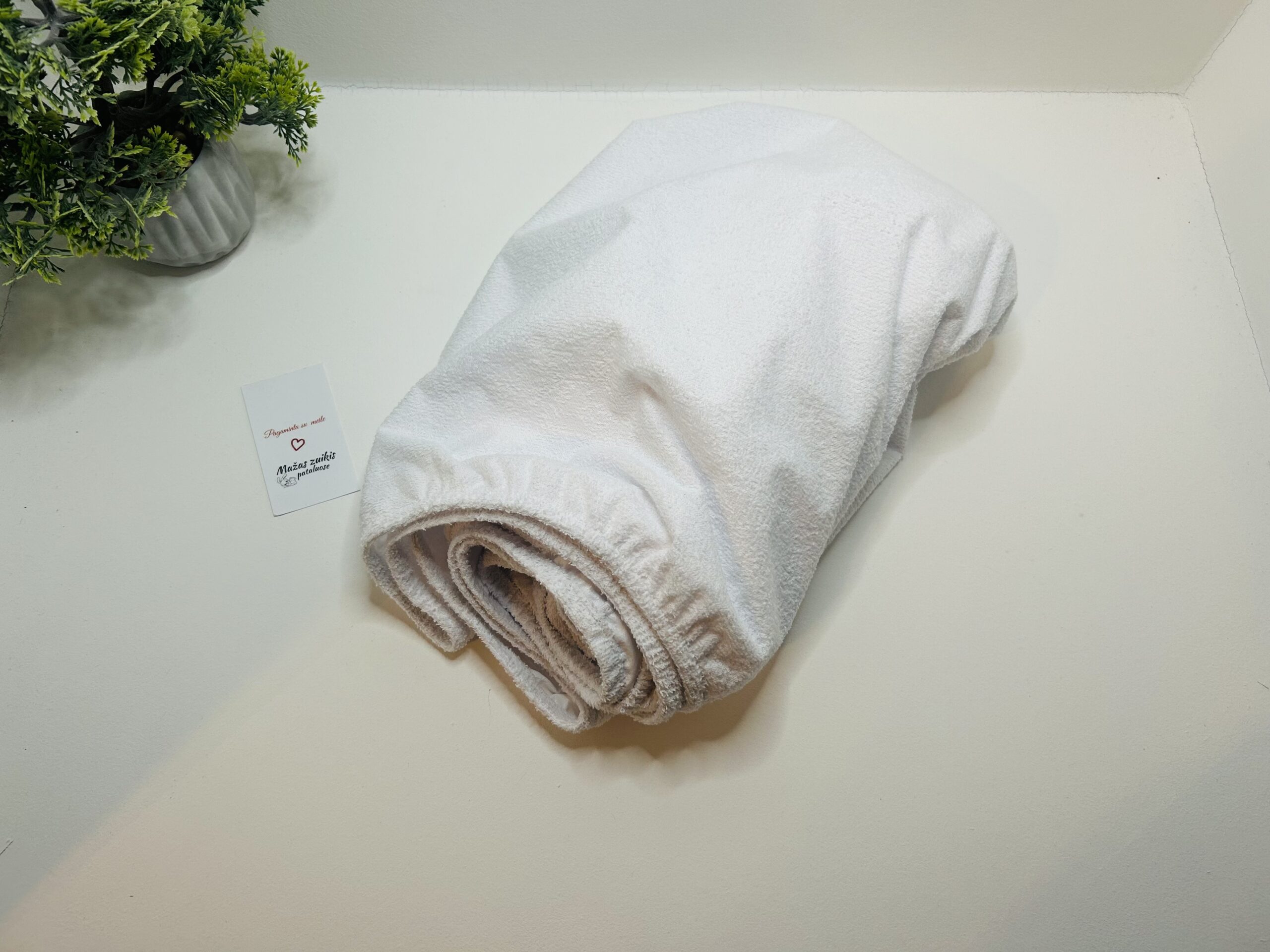 Neperšlampanti paklodė su guma