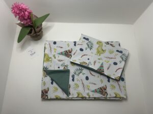 Patalynės komplektas 135x100cm antklodei ir 60x40cm pagalvei “žali dinozaurai”