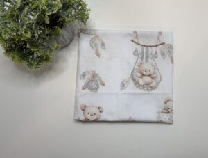 Paklodė su guma vežimui 80x40cm “meškutis ant supynės”