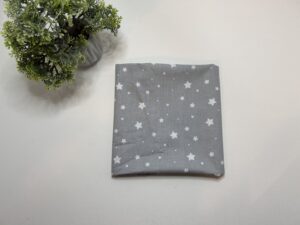 Paklodė su guma vežimėliui 80x40cm “žvaigždutės pilkam fone”