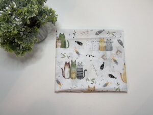 Paklodė su guma vežimui 80x40cm “katinukai žali, gelsvi”