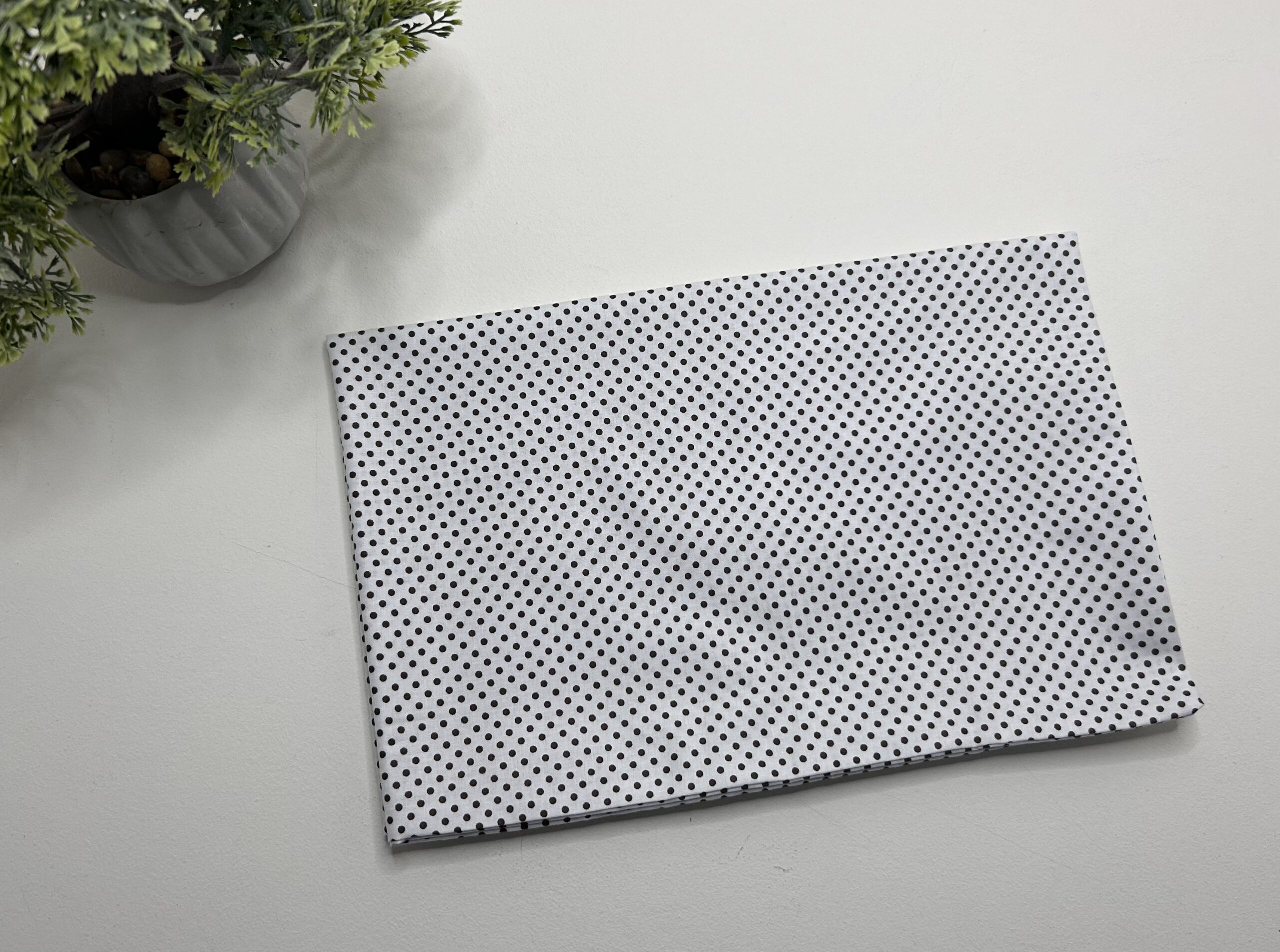 Pagalvės užvalkalas 60x40cm “tamsūs taškeliai batame fone”