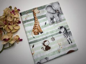 Paklodė su guma vežimui 80x40cm “dramblys, žirafa ir zebras žalsvame fone”