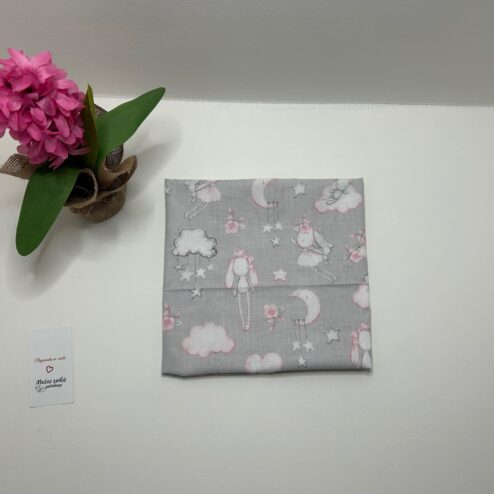 Paklodė su guma vežimui 80x40cm “zuikutis sapnuose”
