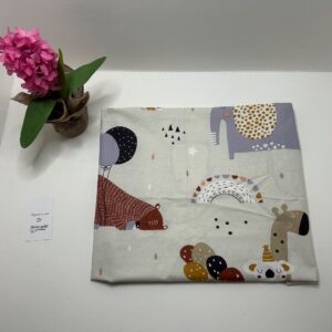 Paklodė su guma vežimui 80x40cm “Gyvūnai kreminiame fone”