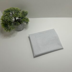 Paklodė su guma vežimėliui 80x40cm “pilki taškeliai baltam fone”