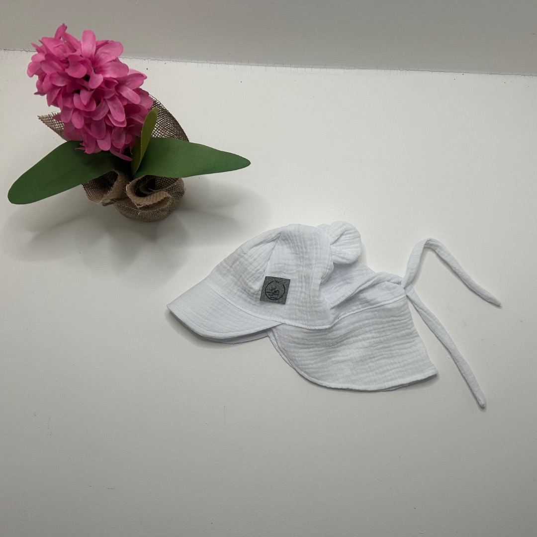 Muslino kepurė su snapeliu ir kaklo apsauga 1-3m “sniego balta”