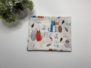 Paklodė su guma vežimėliui 80x40cm “spalvoti katinėliai”