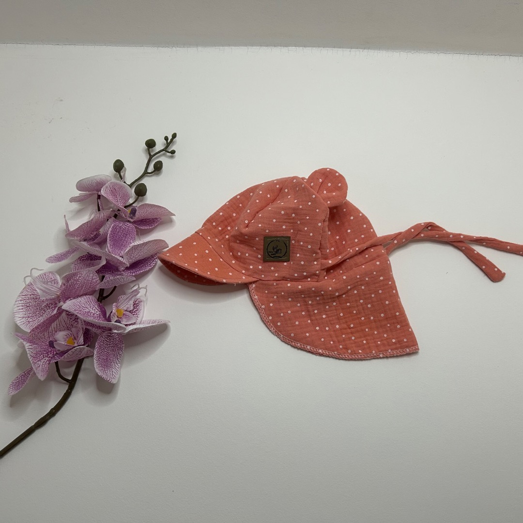 Muslino kepurė su snapeliu ir kaklo apsauga 1-3m “persiko su taškeliais “