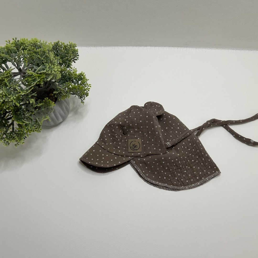 Muslino kepurė su snapeliu ir kaklo apsauga 1-3m “ruda su taškeliais “