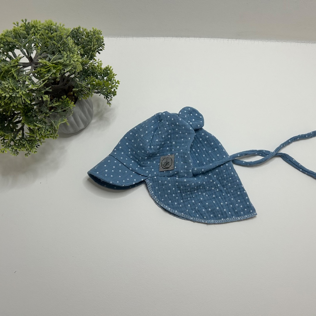 Muslino kepurė su snapeliu ir kaklo apsauga 1-3m “žydra su taškeliais “