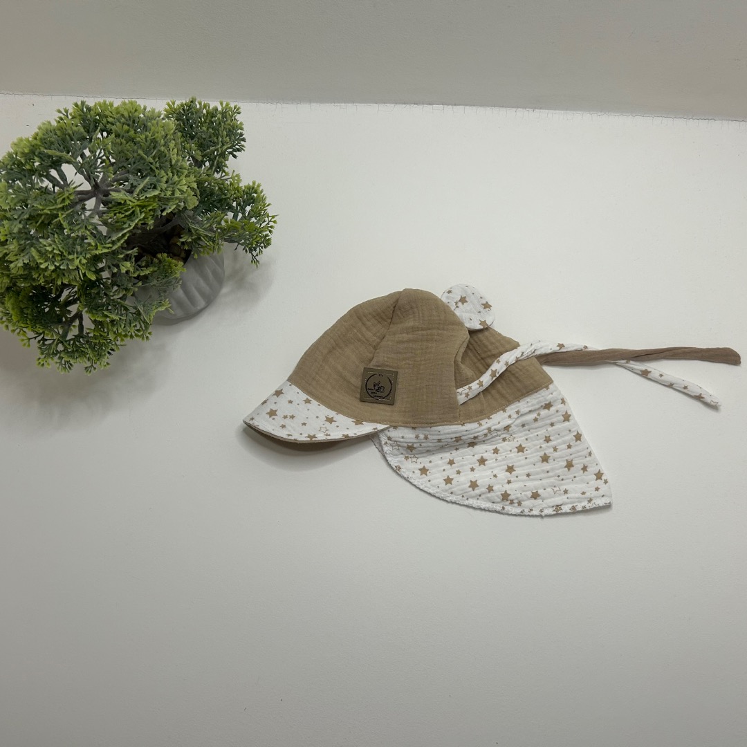 Muslino kepurė su snapeliu ir kaklo apsauga 1-3m “kreminė žvaigždė“