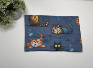 Paklodė su guma vežimėliui 80x40cm “katinai mėlyname fone”