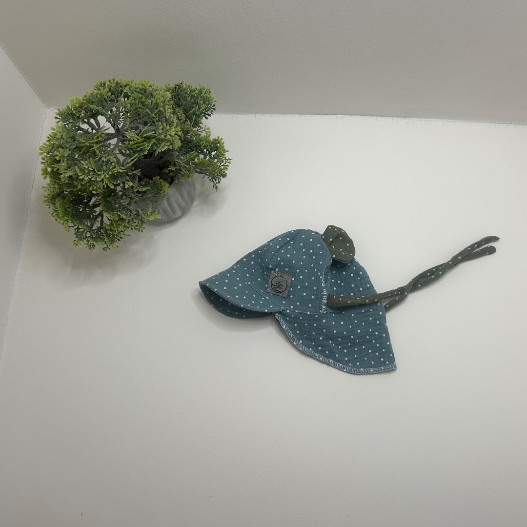 Muslino kepurė su snapeliu ir kaklo 3-6mėn “vandens žalsva su taškeliais”