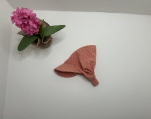 Muslino skarelė su snapeliu 44-47cm “persiko su taškeliais”