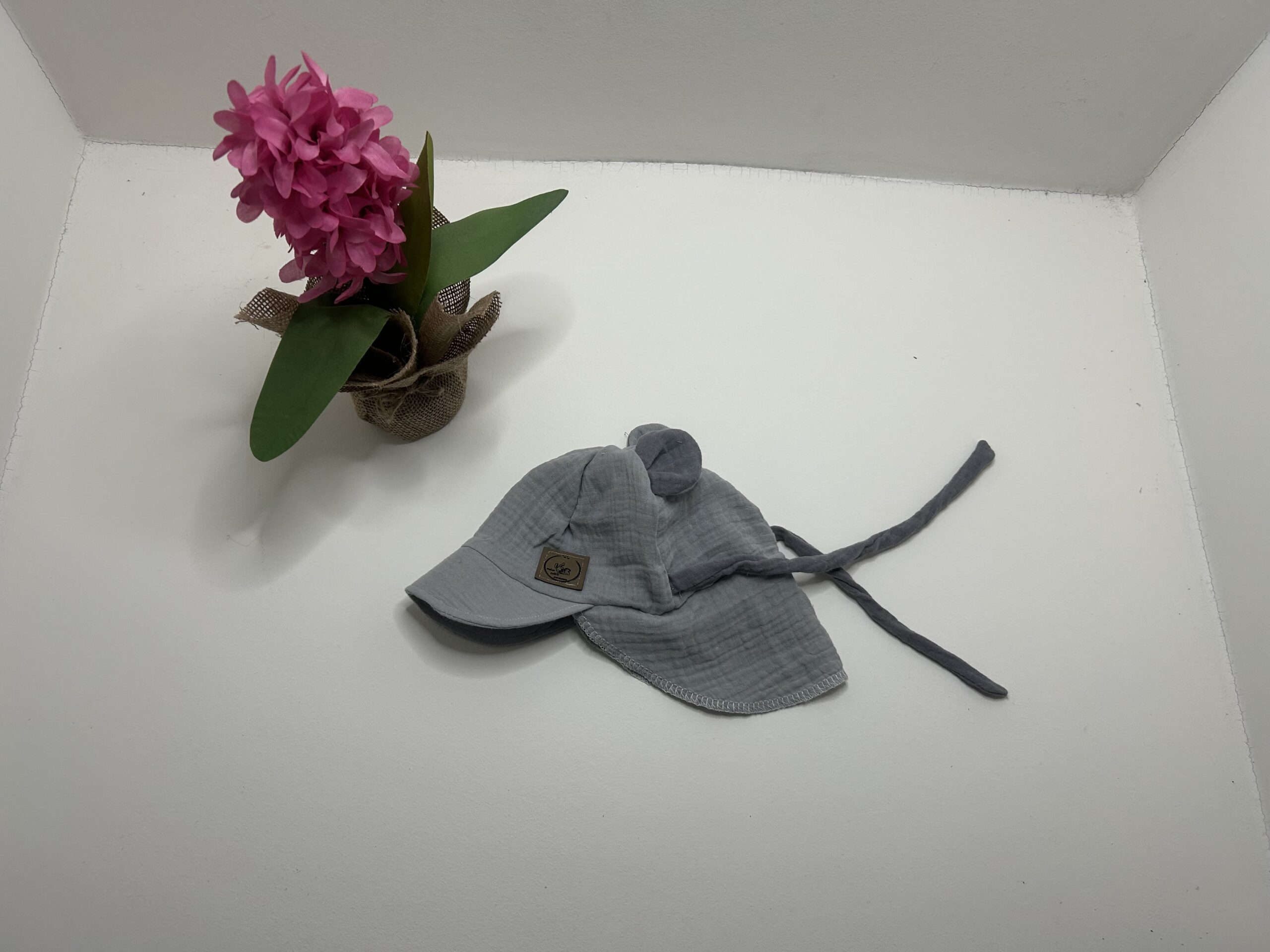 Muslino kepurė su snapeliu ir kaklo 3-6mėn “pilka”