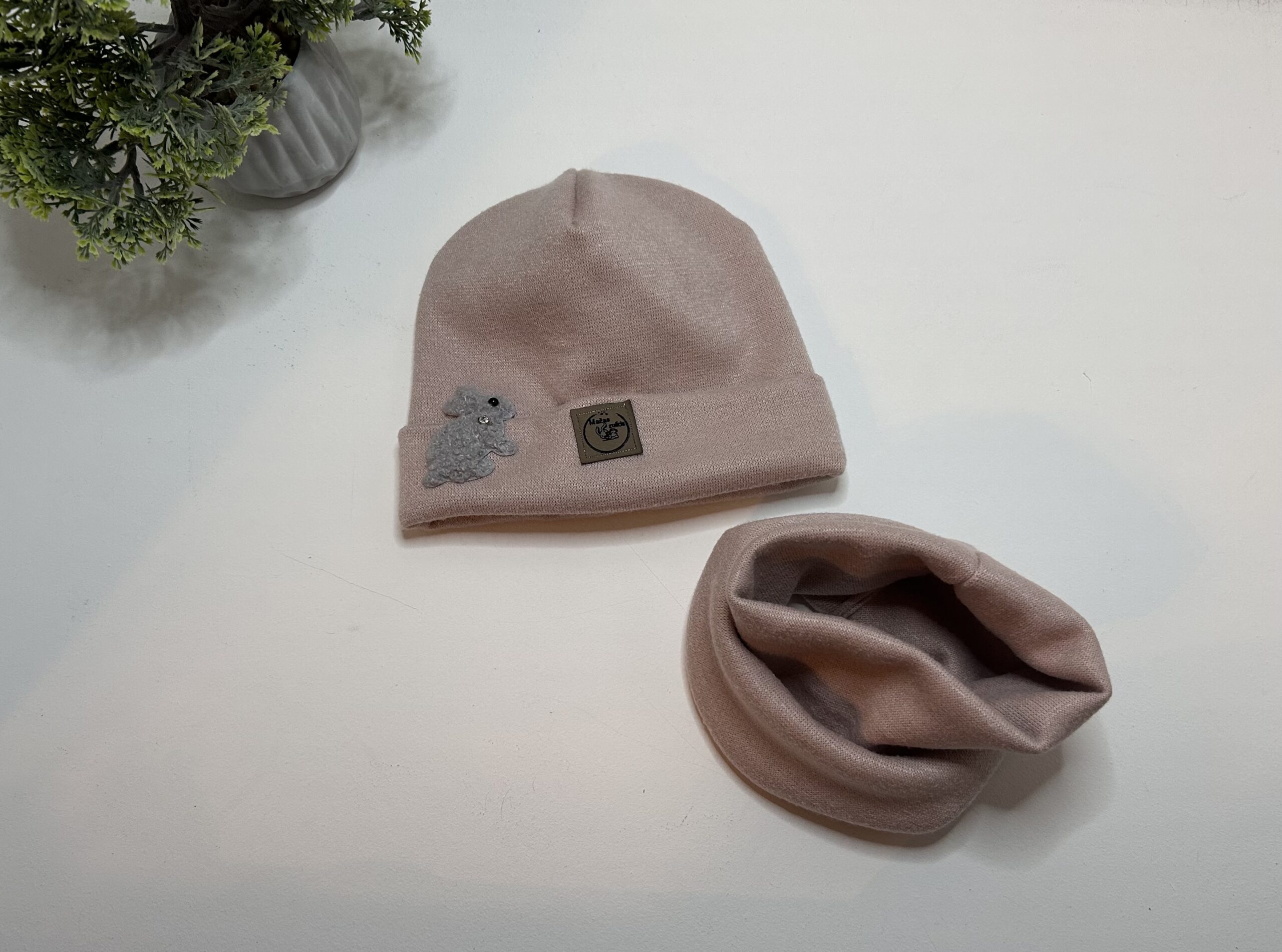 Kepurės ir movos komplektas 47-50cm galvytei “šviesus kakavos”