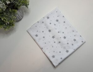 Paklodė lopšiui pilkos žvaigždutės baltam fone