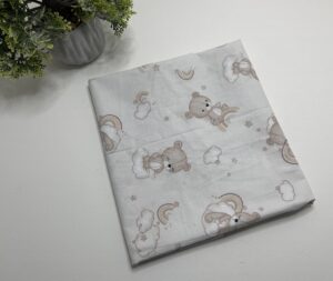 Paklodė lopšiui “meškutis kreminiame fone”