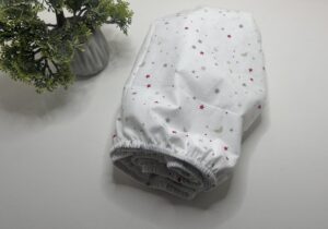 Paklodė su guma 120x60cm “smulkios žvaigždutės”