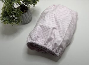 Paklodė su guma 120x60cm “ rožiniai taškeliai baltame fone”