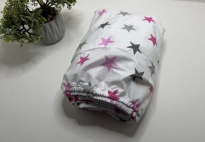 Paklodė su guma 120x60cm “ pilkos ir  rožinės žvaigždės baltame fone”