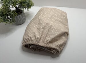 Paklodė su guma 120x60cm “smėlinė su baltais taškeliais”